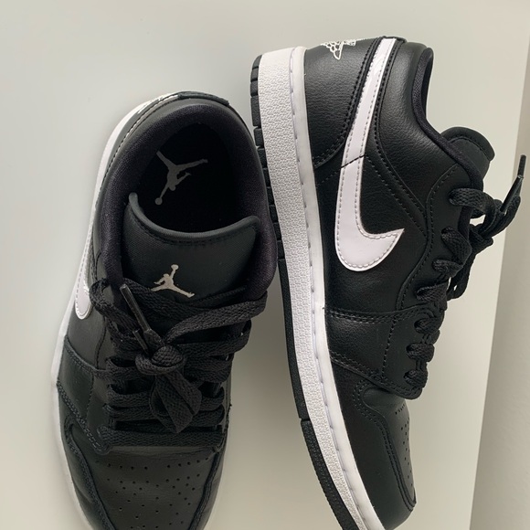 Nike Air Jordan 1 Low US 7 (W) - Picture 3 of 9